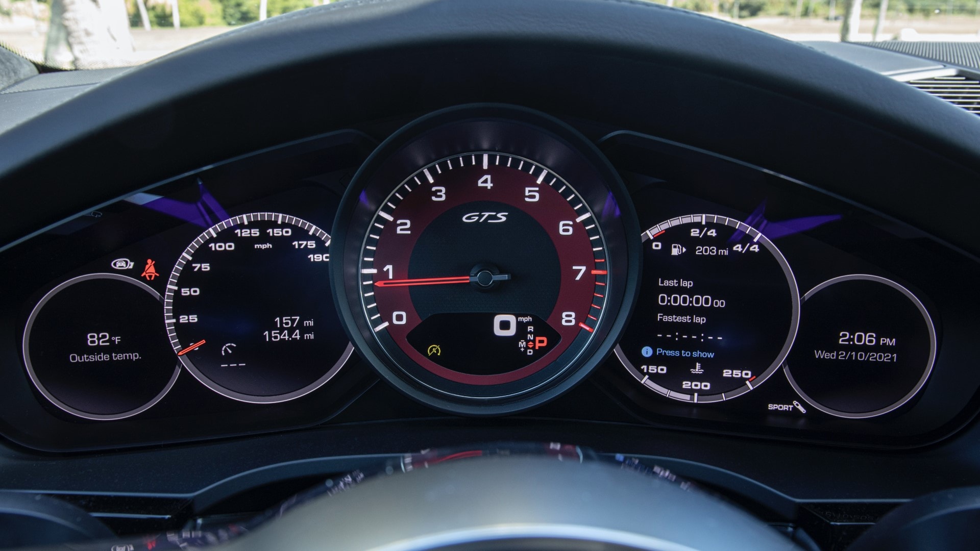 Vista del cuadro de instrumentos, destacando claridad y tecnología.