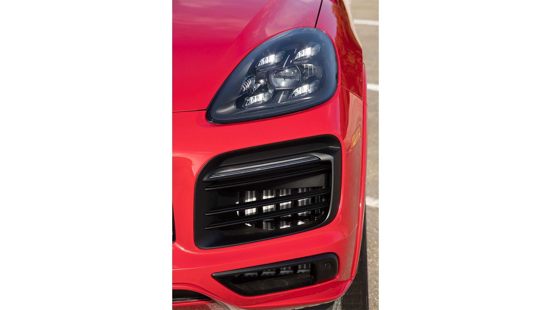 Detalle de la parrilla frontal y entradas de aire del Cayenne Coupé.