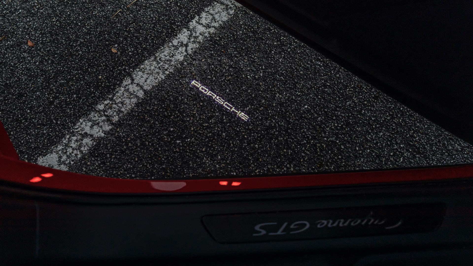 Detalle del nombre y luces traseras, mostrando calidad y diseño.