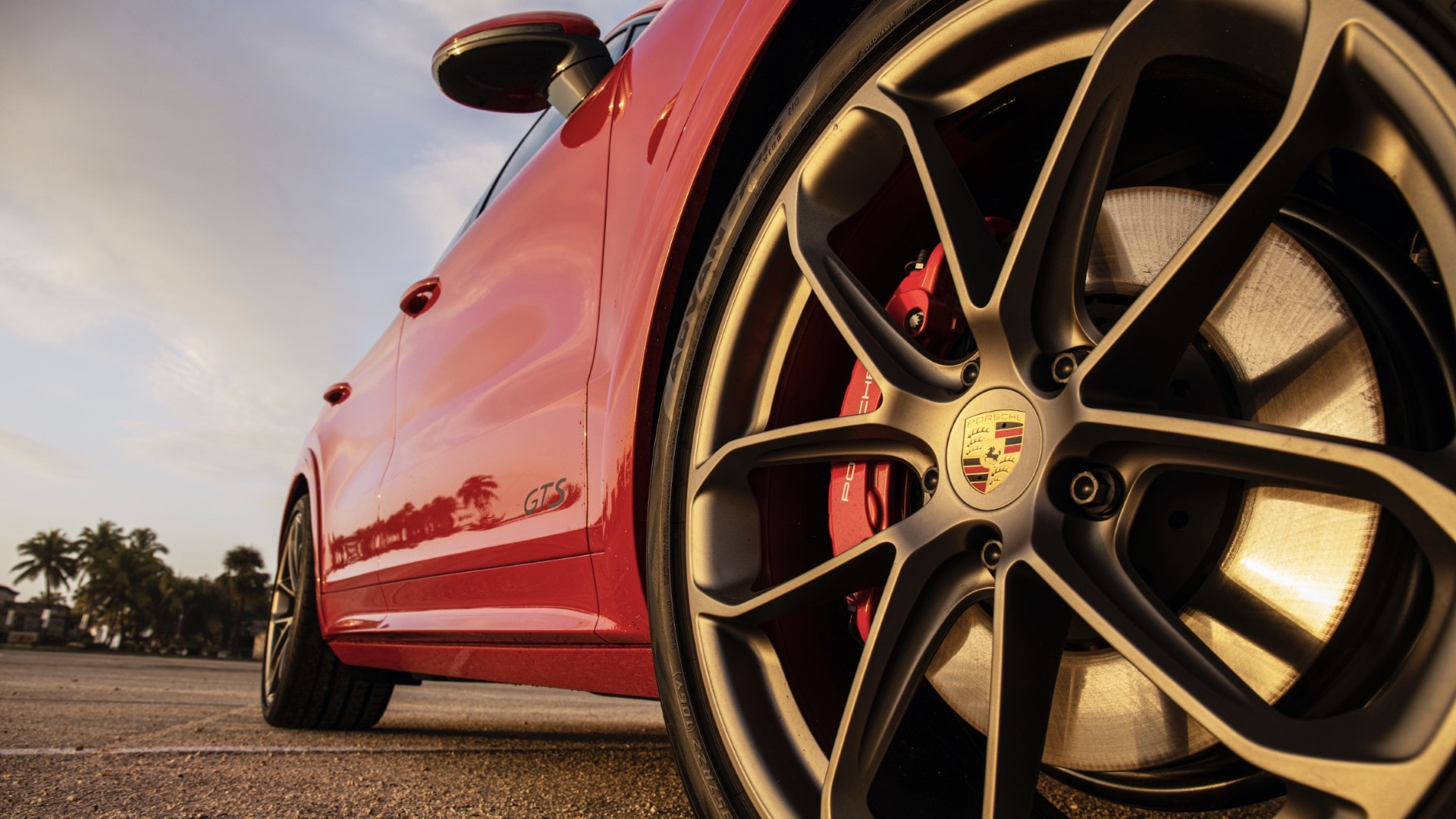 Primer plano de la llanta y parte lateral del Porsche Cayenne Coupé.