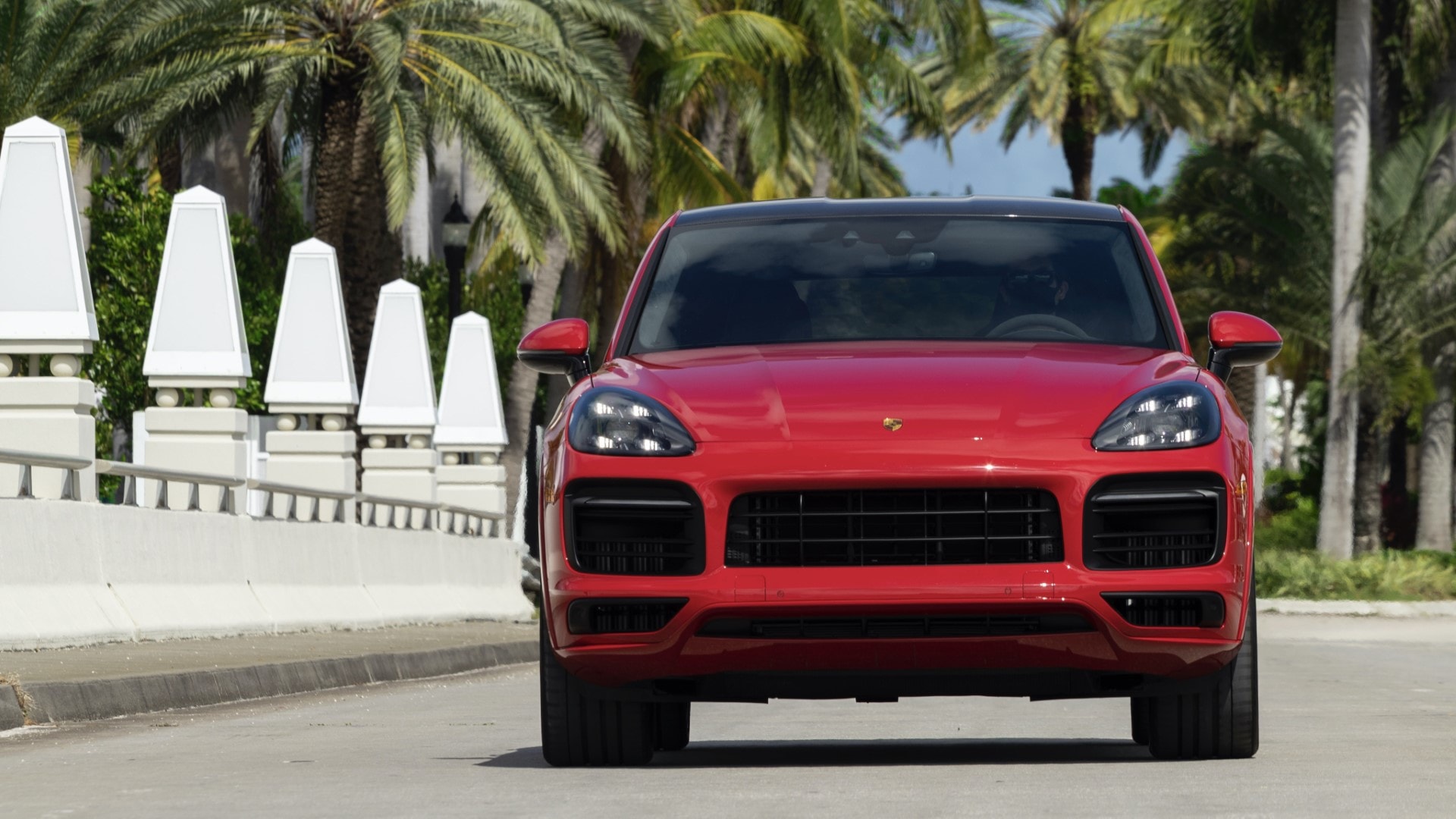 Detalle de la luz trasera LED del Porsche Cayenne Coupé encendida al anochecer.