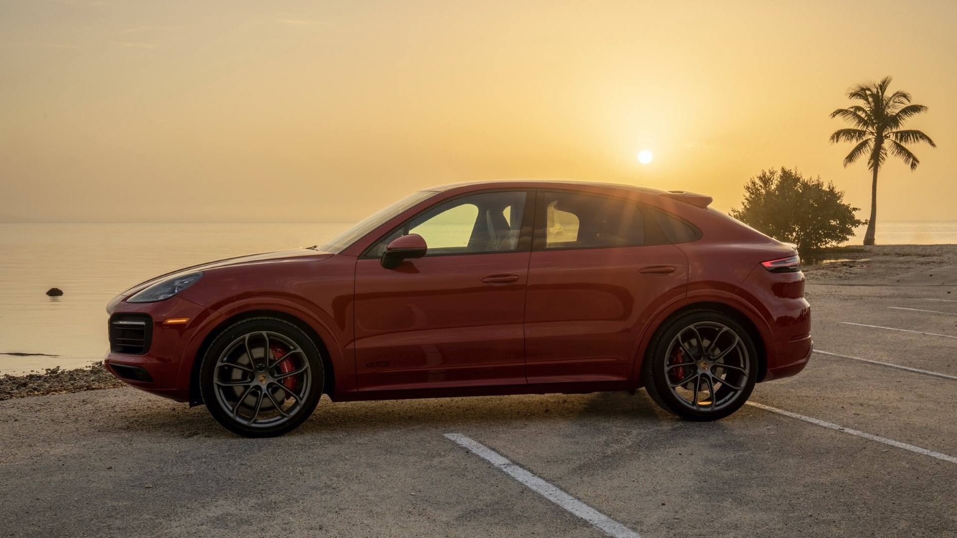 Porsche Cayenne Coupé al atardecer mostrando su línea dinámica.