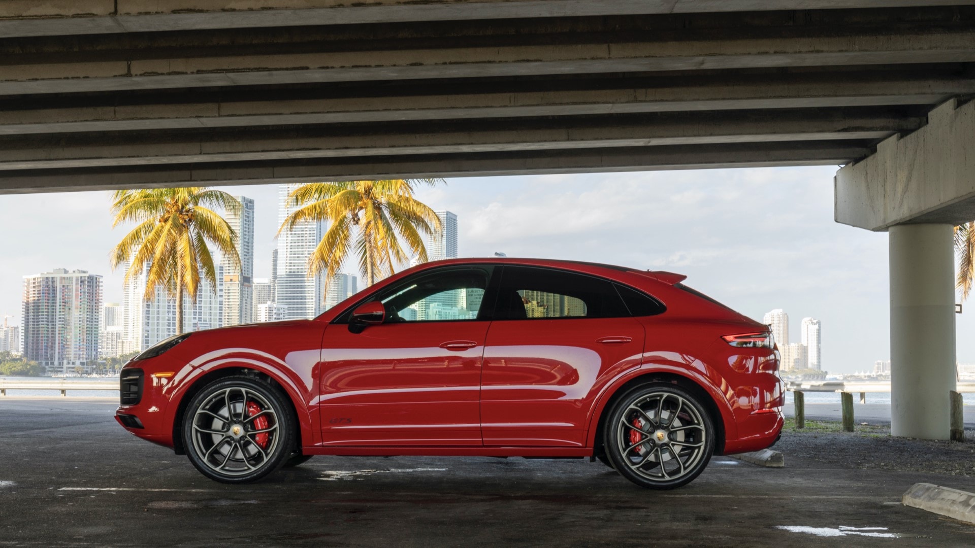 Cayenne Coupé aparcado bajo cubierta con fondo urbano.
