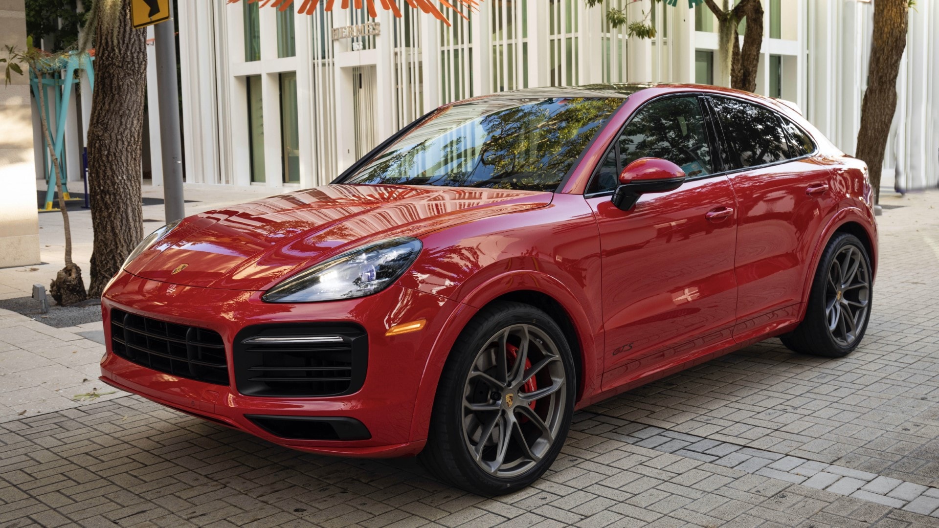 Primer plano de la tapicería y emblema en el asiento del Cayenne Coupé.