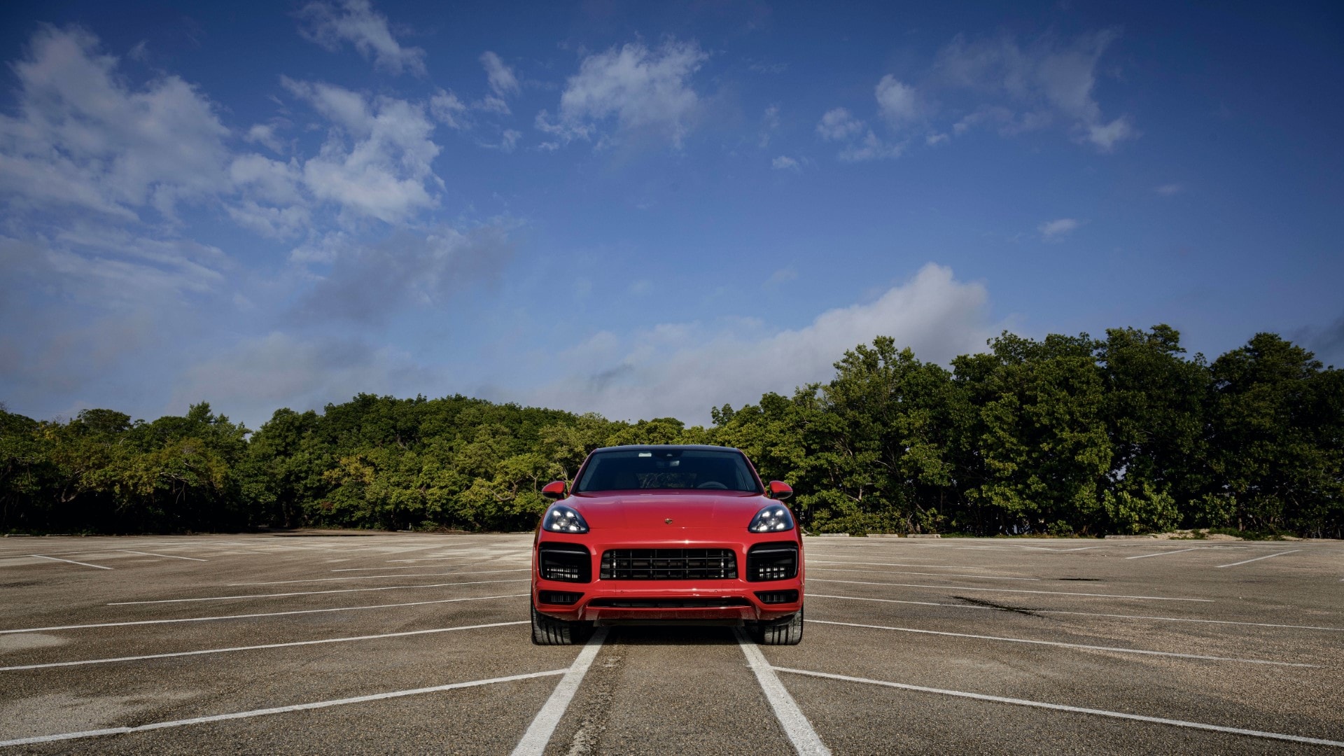 Imagen frontal del Cayenne Coupé estacionado, con énfasis en su diseño agresivo.