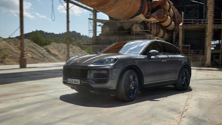 Imagen delantera del Porsche Cayenne Coupé, mostrando su estética deportiva.