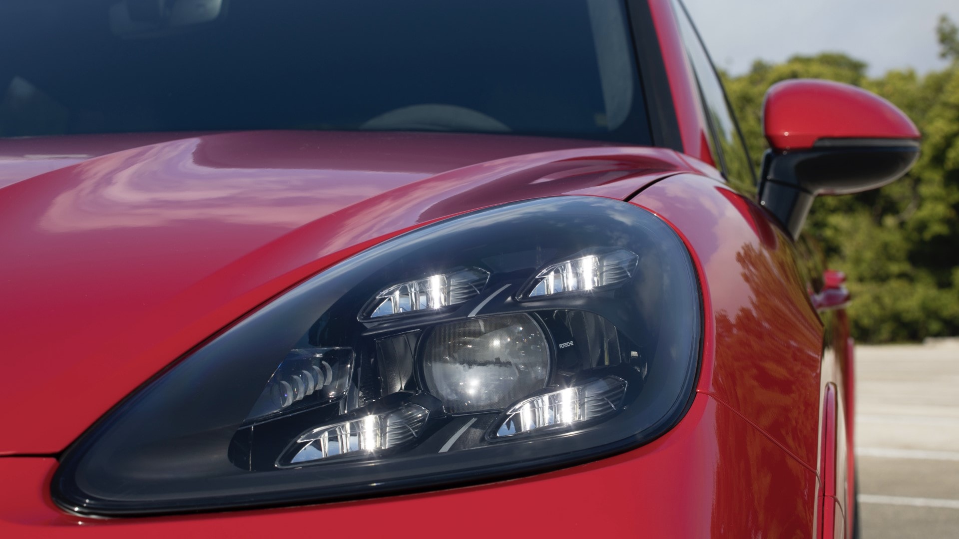 Vista detallada de los faros LED de alta tecnología.