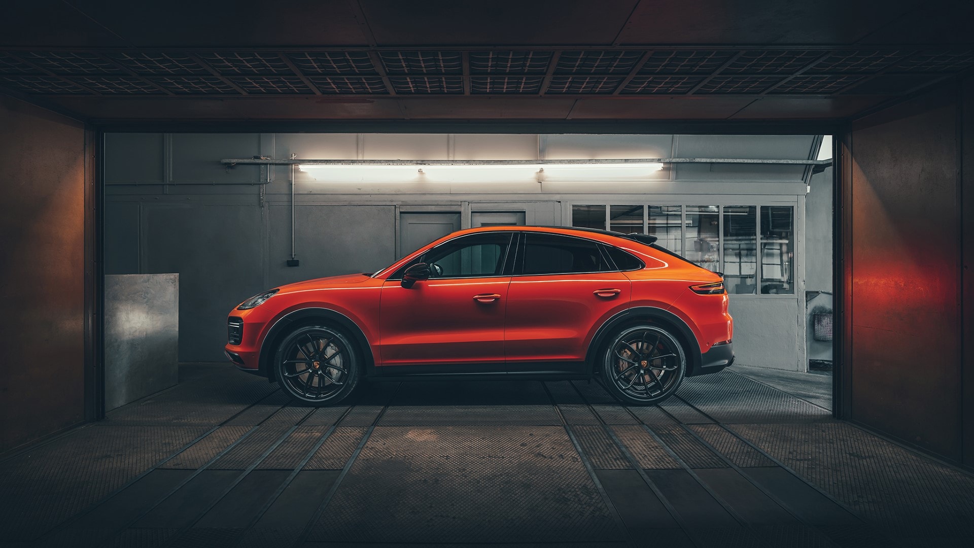 Visión lateral nocturna del Cayenne Coupé que resalta sus líneas elegantes.