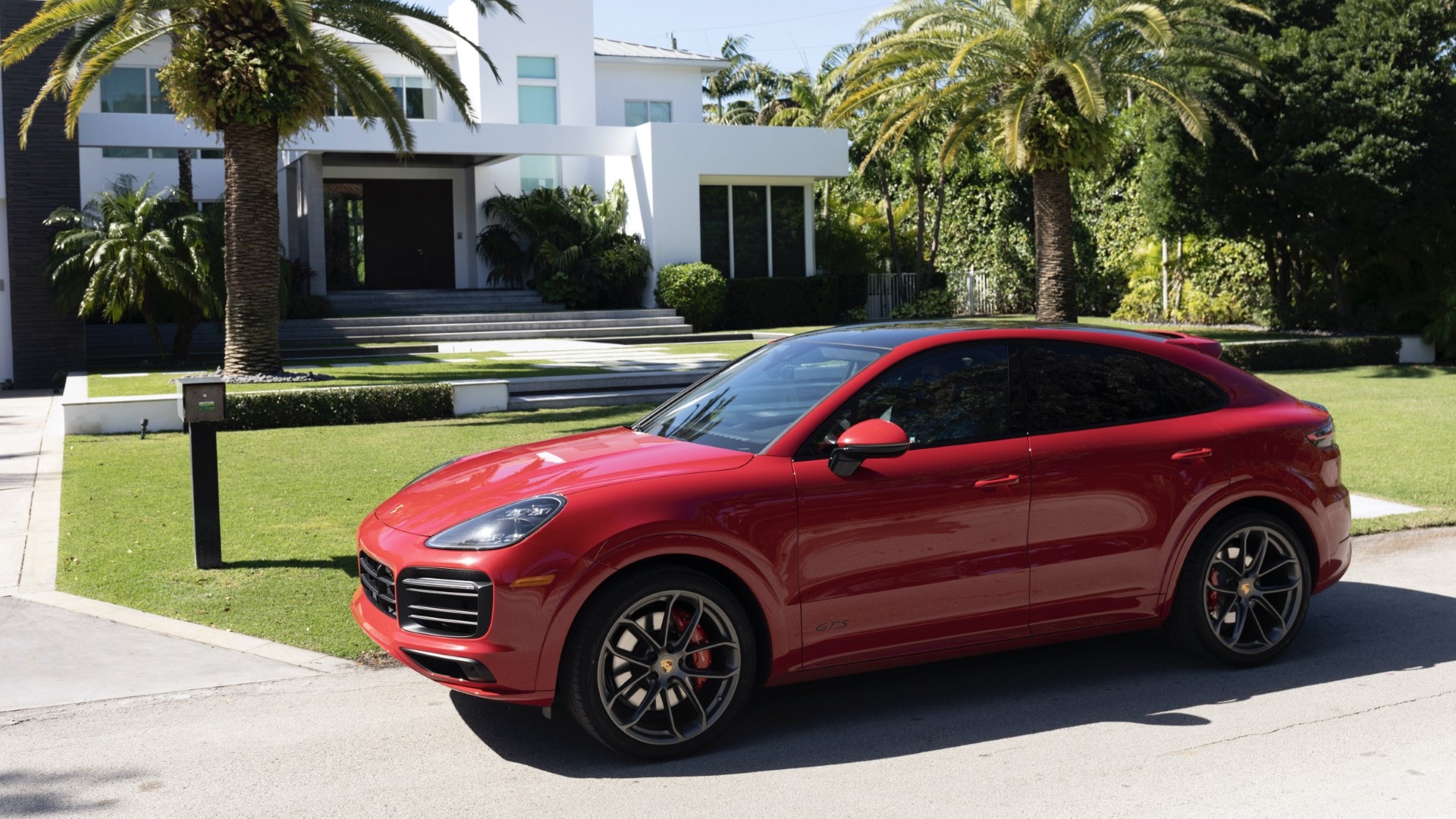 Duplicado: La misma imagen lateral del Cayenne Coupé frente a una residencia.
