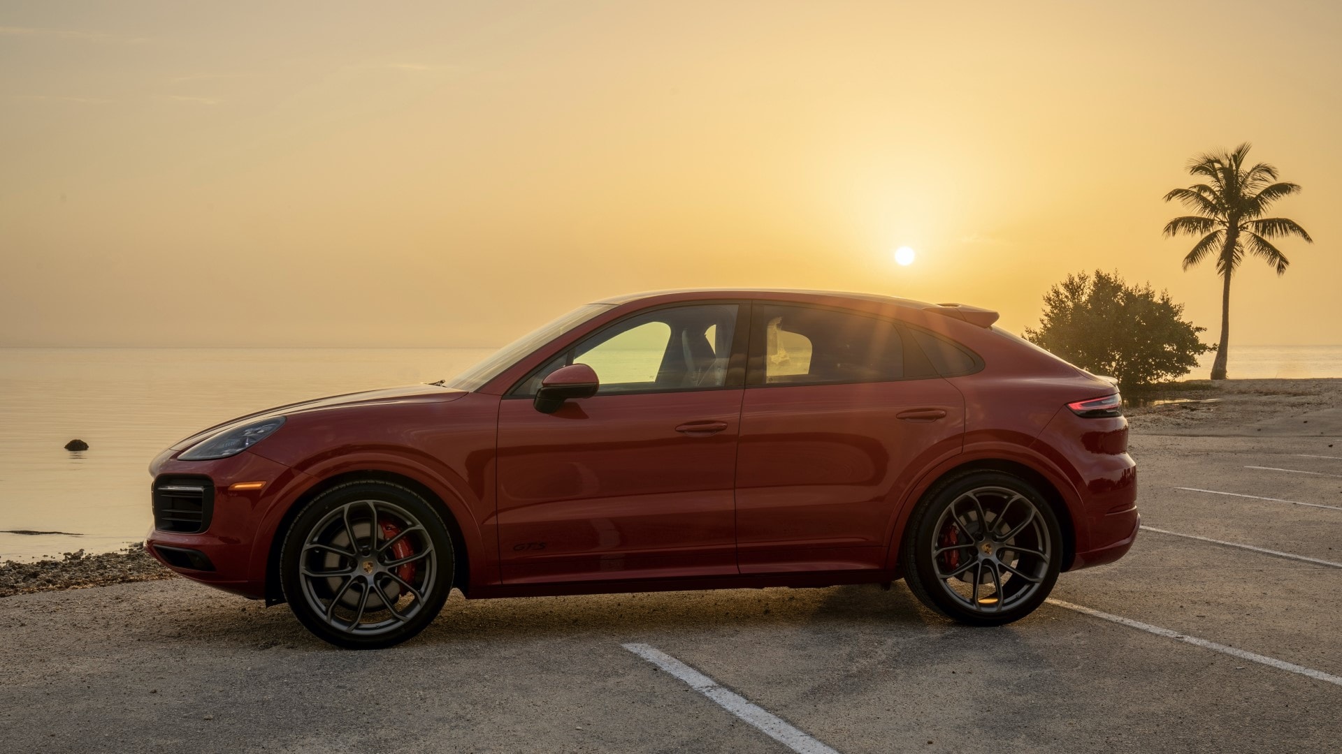 Perfil del Cayenne Coupé capturado durante un atardecer.
