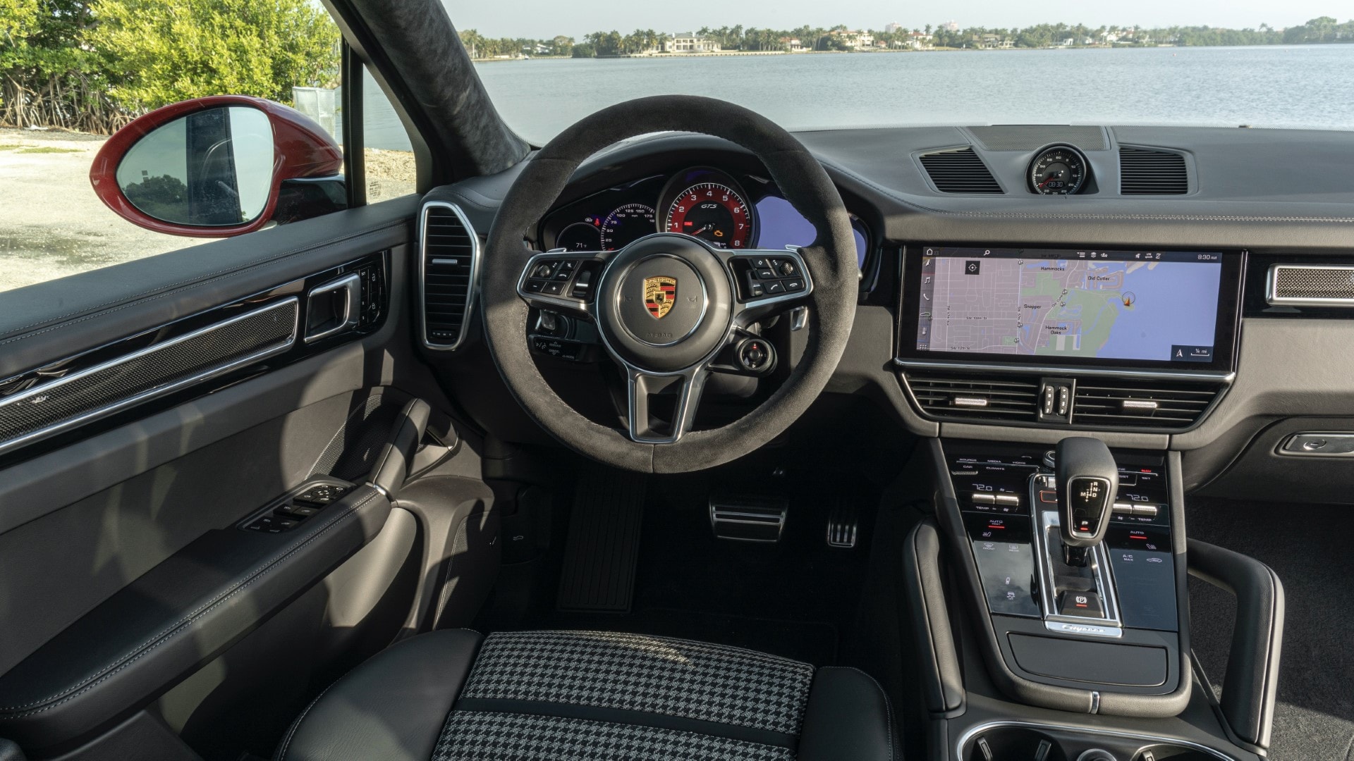 Silueta del Cayenne Coupé en entorno urbano, con énfasis en su diseño lateral.