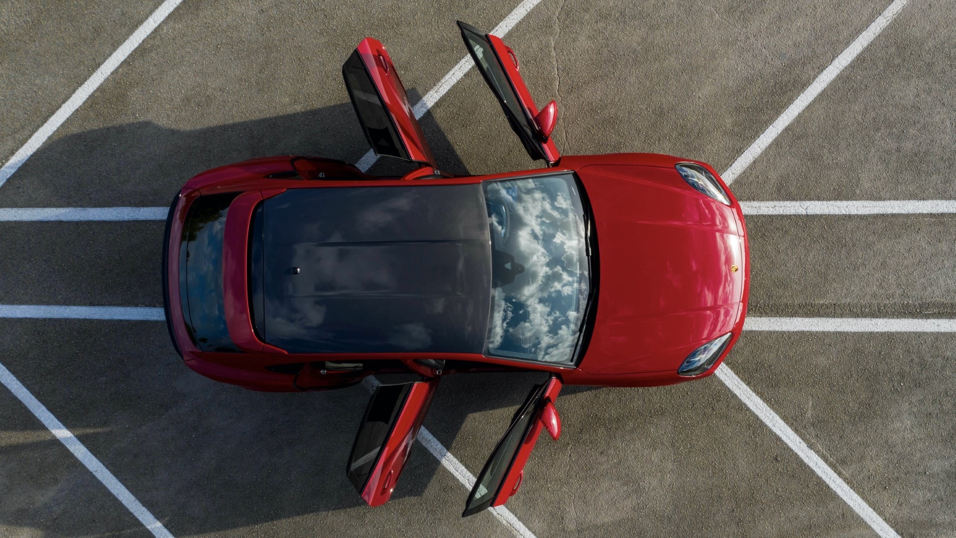 Vista aérea enfocando el techo panorámico del vehículo.