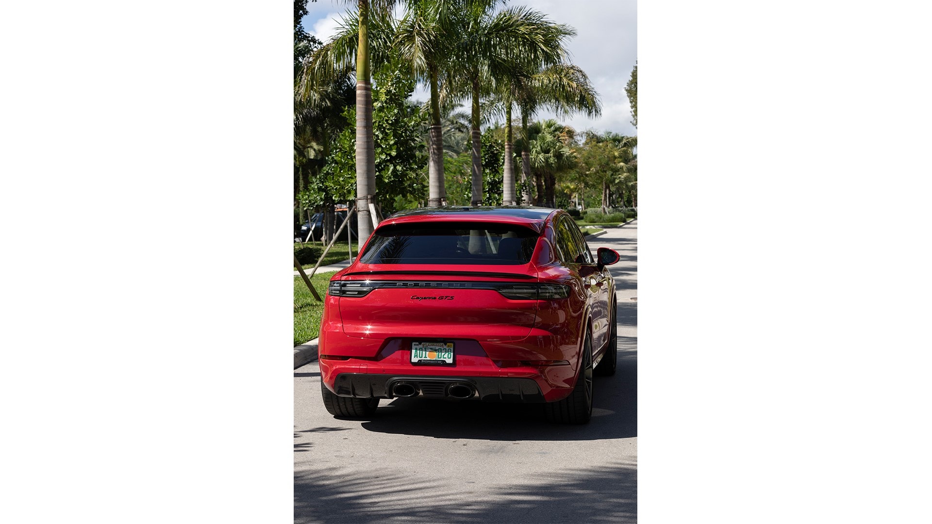 Vista trasera del Porsche Cayenne Coupé destacando su diseño deportivo.