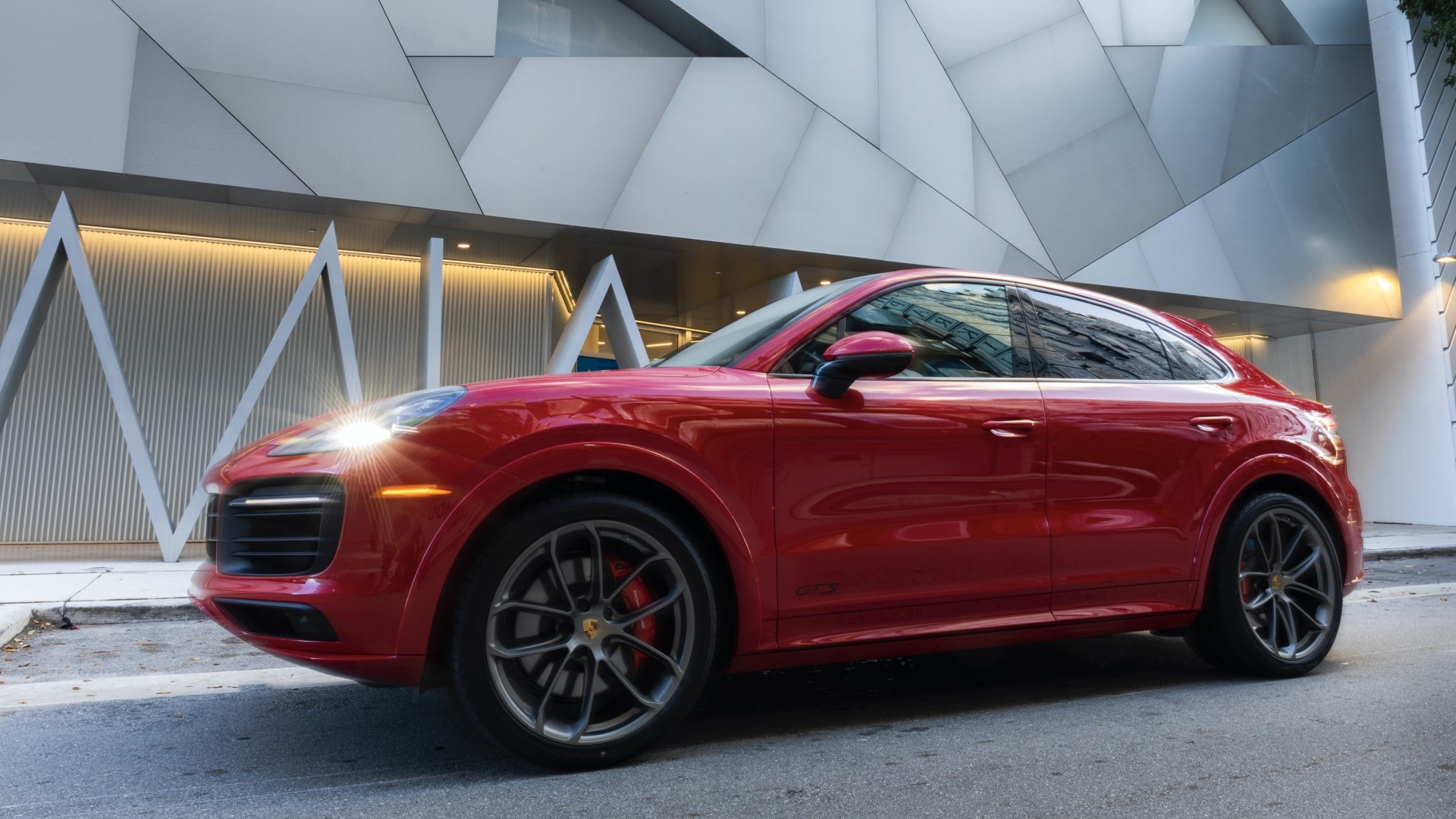 Líneas laterales del Cayenne Coupé destacando en ambiente urbano.
