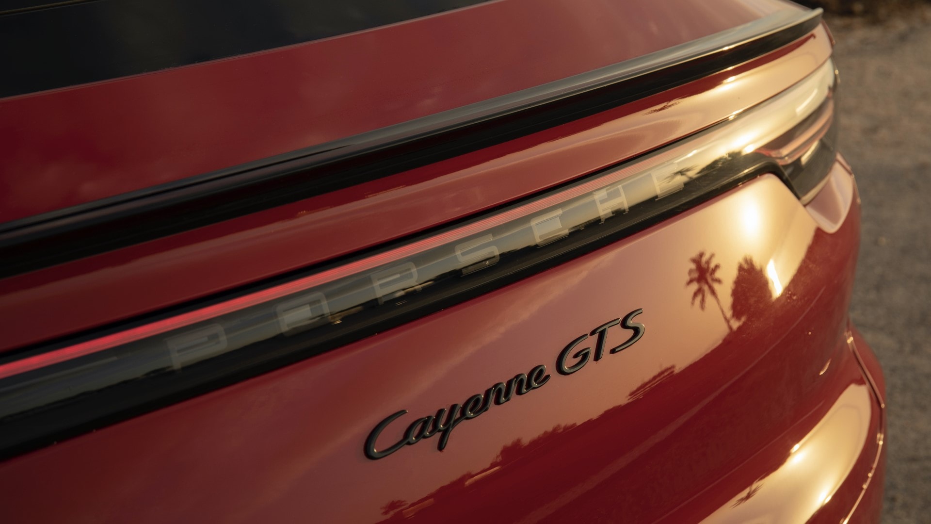 Toma aérea del Porsche Cayenne Coupé, mostrando la parte superior y techo.