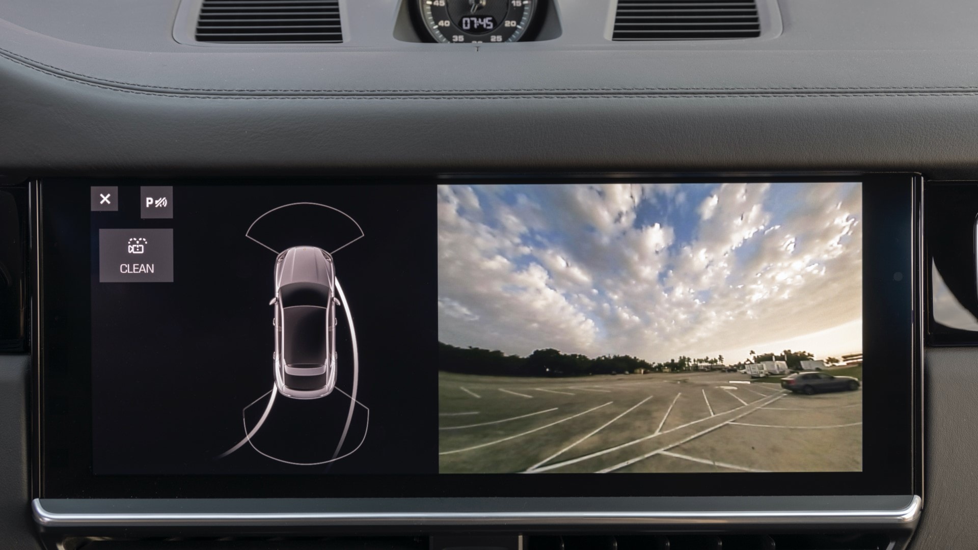 Pantalla de infotainment con opciones de visualización de vehículo y cámara.