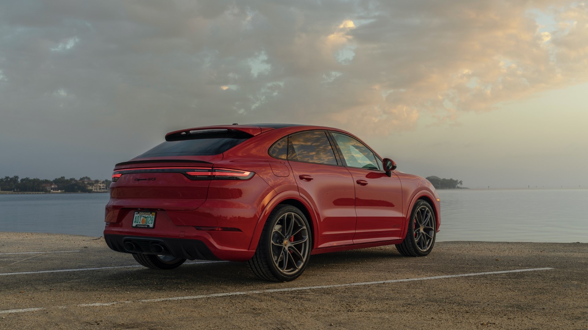 Visión trasera del Cayenne Coupé con un cielo crepuscular de fondo.