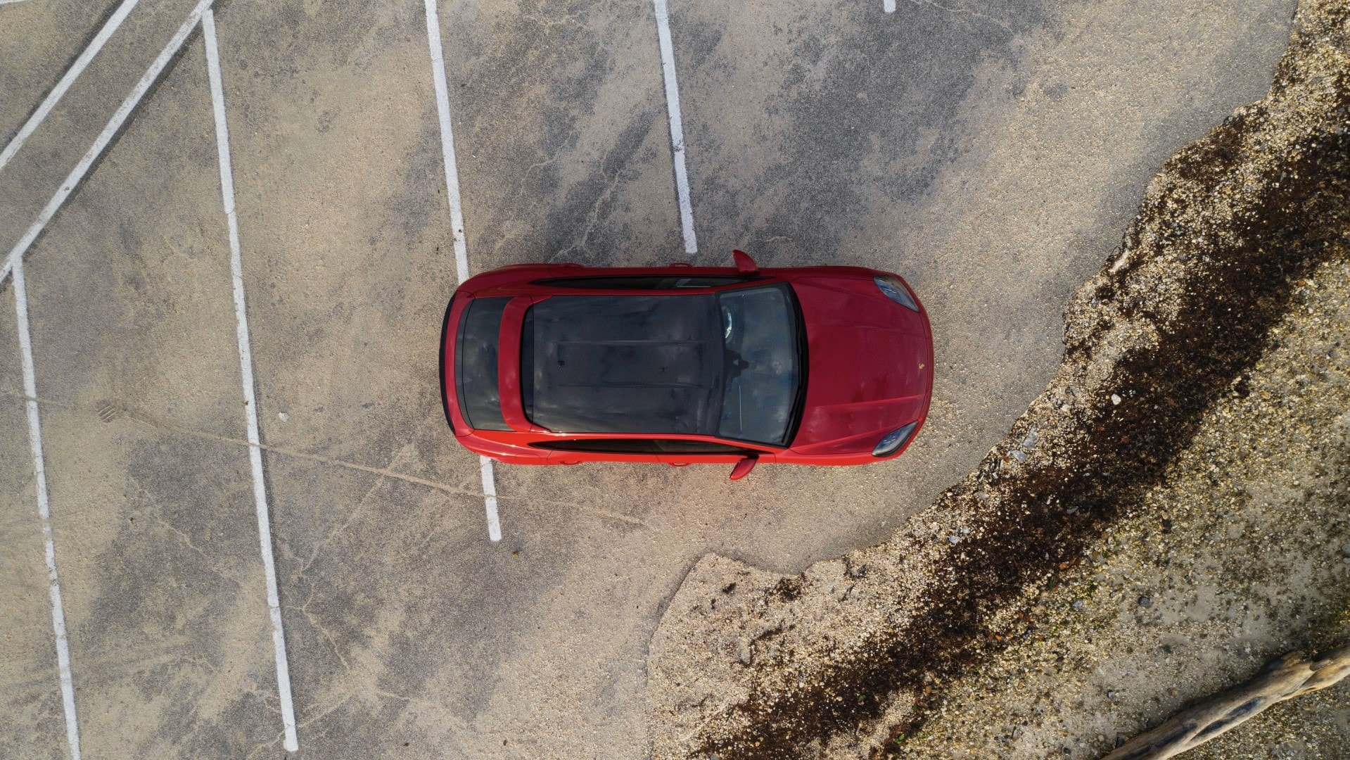 Vista aérea del Cayenne Coupé mostrando su techo y proporciones.