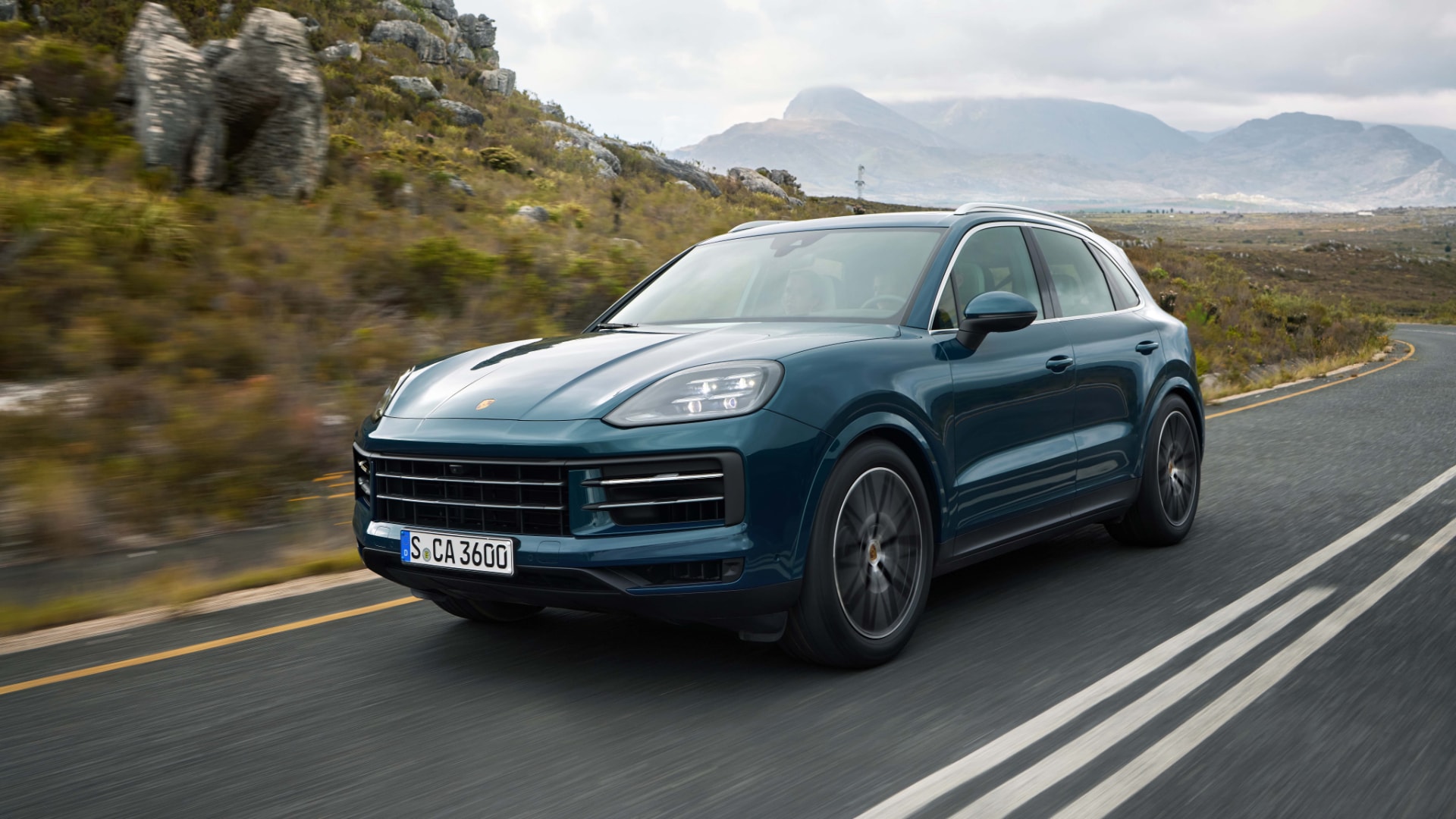 El Porsche Cayenne S Hybrid afrontando carreteras montañosas, sinónimo de aventura y confort.