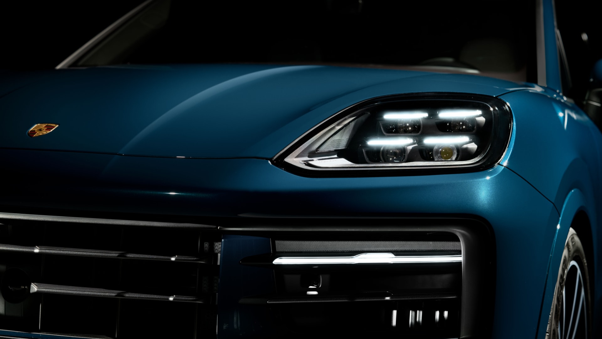 Primer plano de los faros LED del Porsche Cayenne S Hybrid, tecnología y diseño.