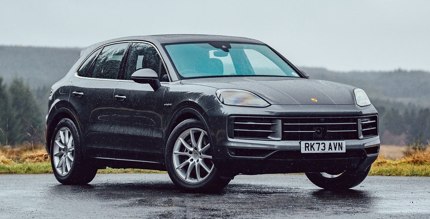 Vista lateral del Porsche Cayenne S Hybrid en carretera mojada