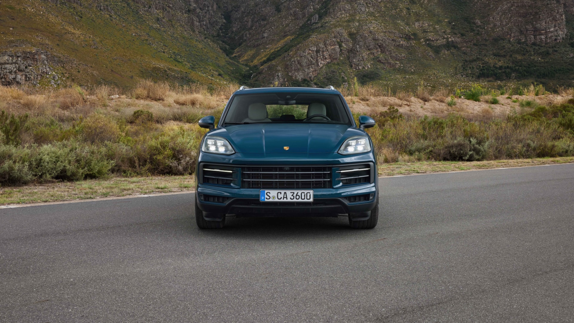 Vista frontal del Porsche Cayenne S Hybrid resaltando su diseño robusto