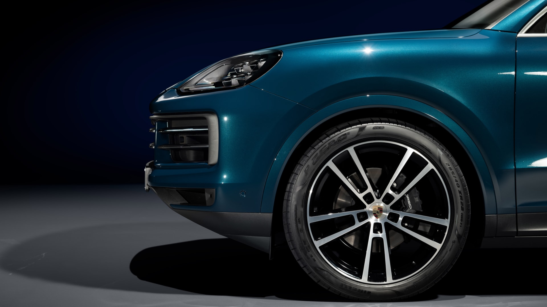 Detalle de la rueda y líneas del Cayenne S Hybrid, subrayando su deportividad.