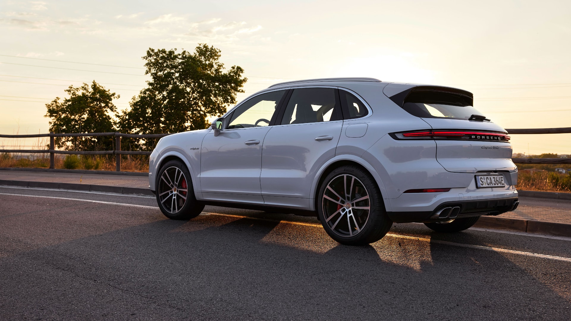 Imagen que combina la deportividad y refinamiento del diseño trasero del Cayenne S Hybrid.