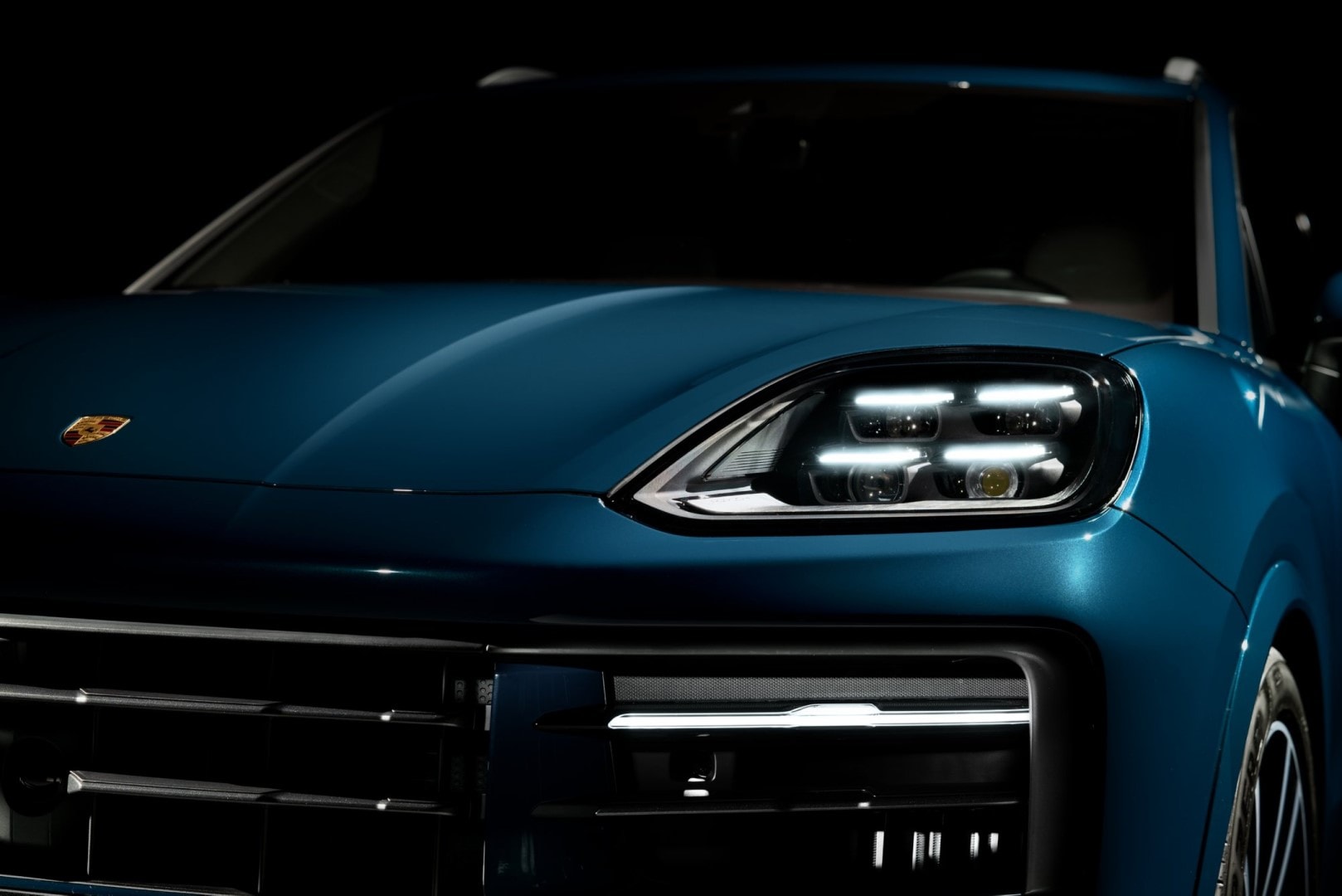 Primer plano de los faros LED del Porsche Cayenne, simbolizando su vanguardia