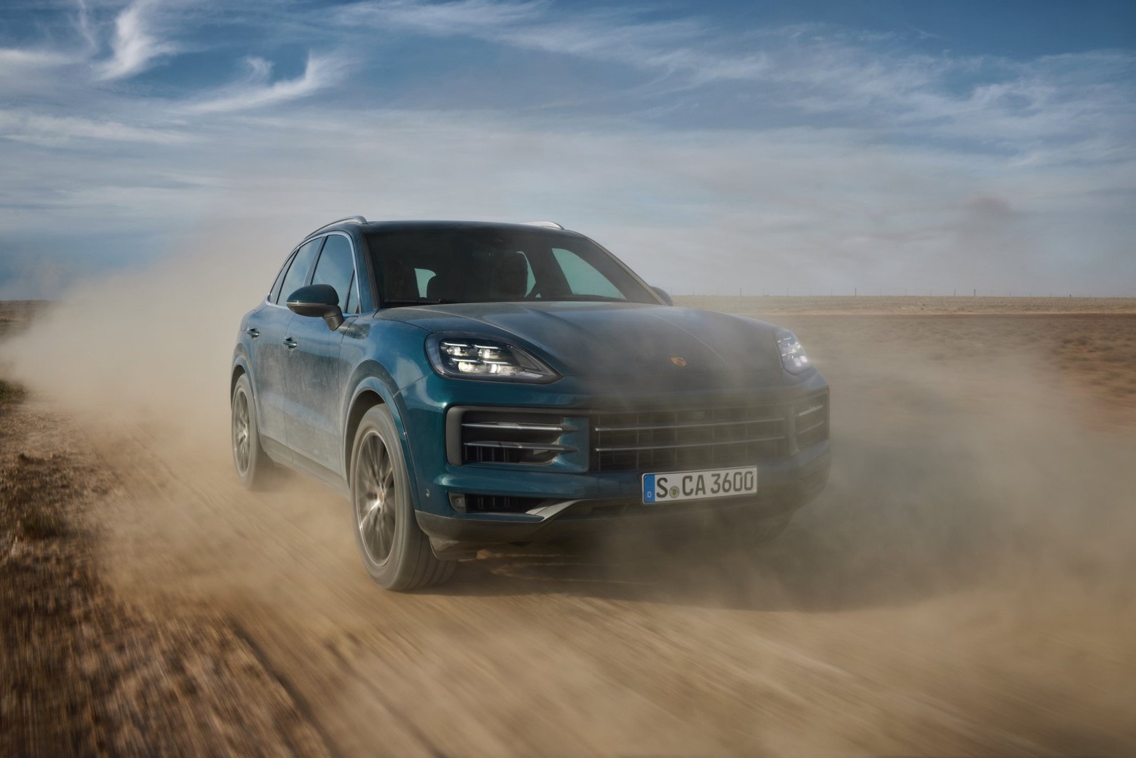 Dinamismo y deportividad en esta toma del Porsche Cayenne en el desierto.