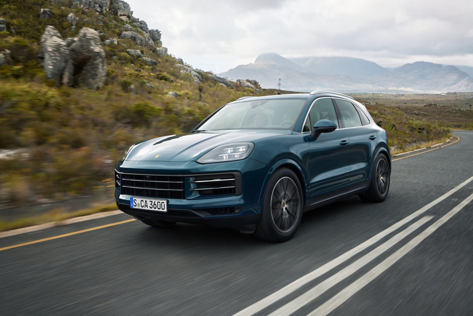 Imagen del Porsche Cayenne en movimiento, mostrando su dinamismo y líneas deportivas.