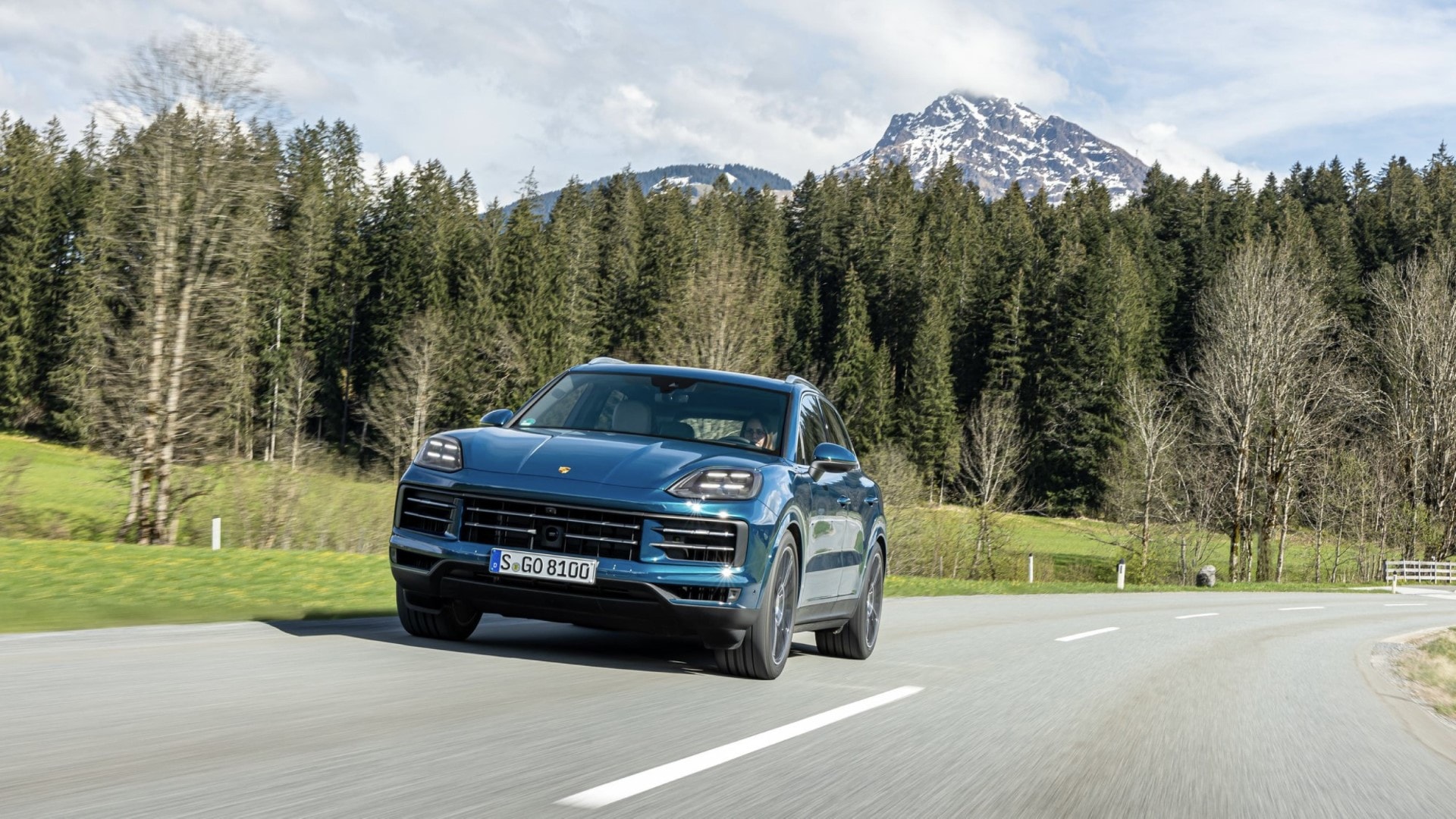 Imagen frontal del Porsche Cayenne en carretera abierta, reflejo de poder y elegancia.