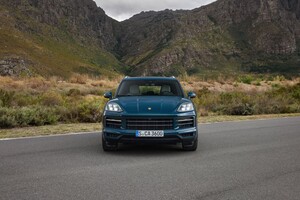 Vista frontal del Porsche Cayenne mostrando su imponente parrilla y faros Vista frontal del Porsche Cayenne mostrando su imponente parrilla y faros