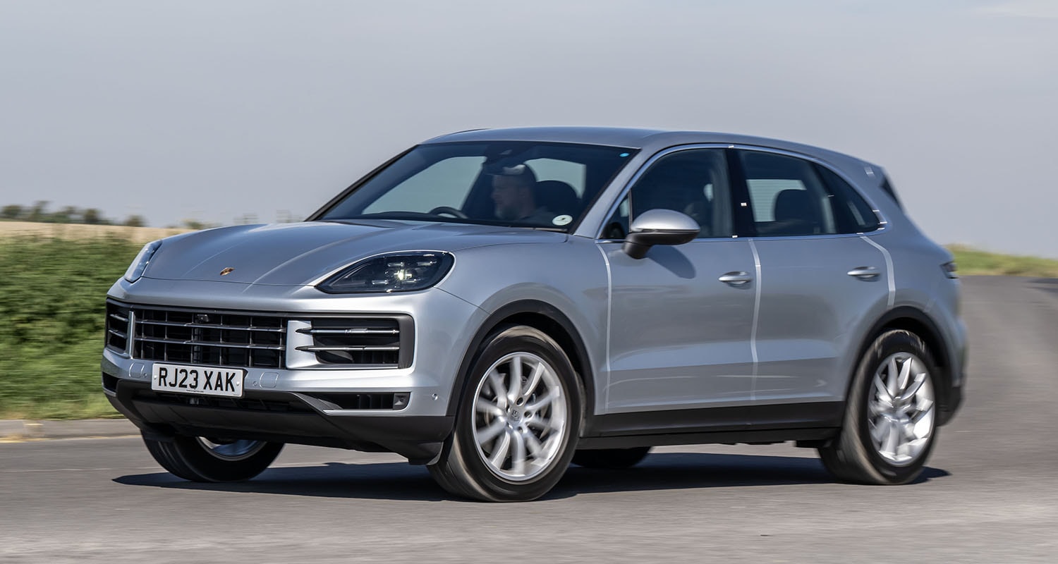 Vista lateral del Porsche Cayenne en movimiento, destaca su diseño aerodinámico.