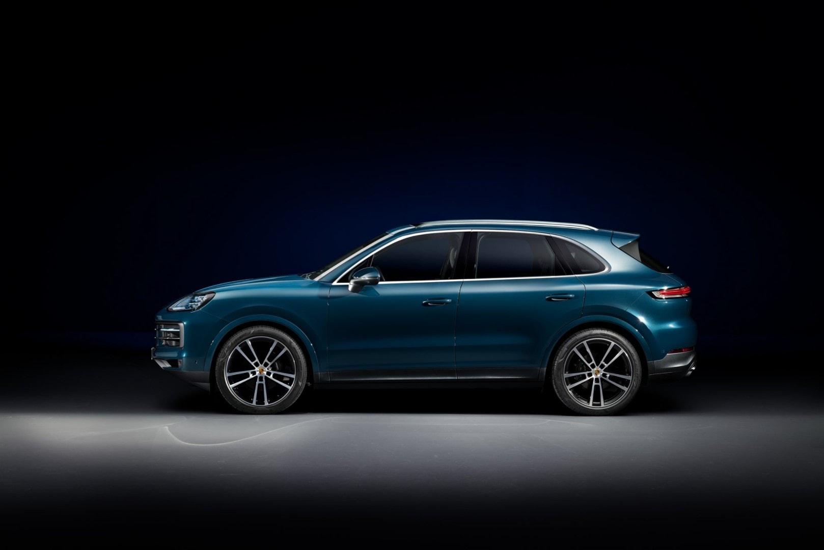 Perfil lateral completo del Porsche Cayenne, mostrando su silueta atlética