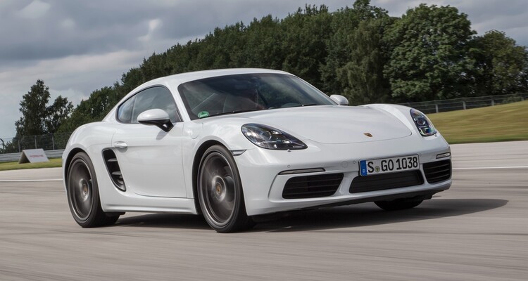 Porsche 718 Cayman en pleno giro mostrando su agilidad en pista