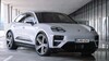 Vista delantera y lateral del Porsche Macan eléctrico, mostrando su diseño vanguardista. Vista delantera y lateral del Porsche Macan eléctrico, mostrando su diseño vanguardista.