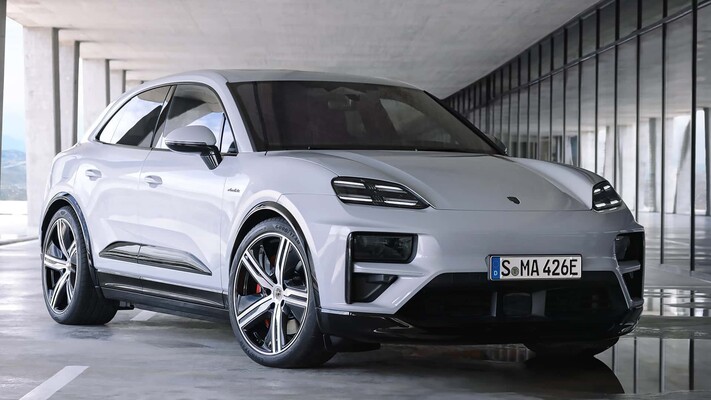 Vista delantera y lateral del Porsche Macan eléctrico, mostrando su diseño vanguardista.