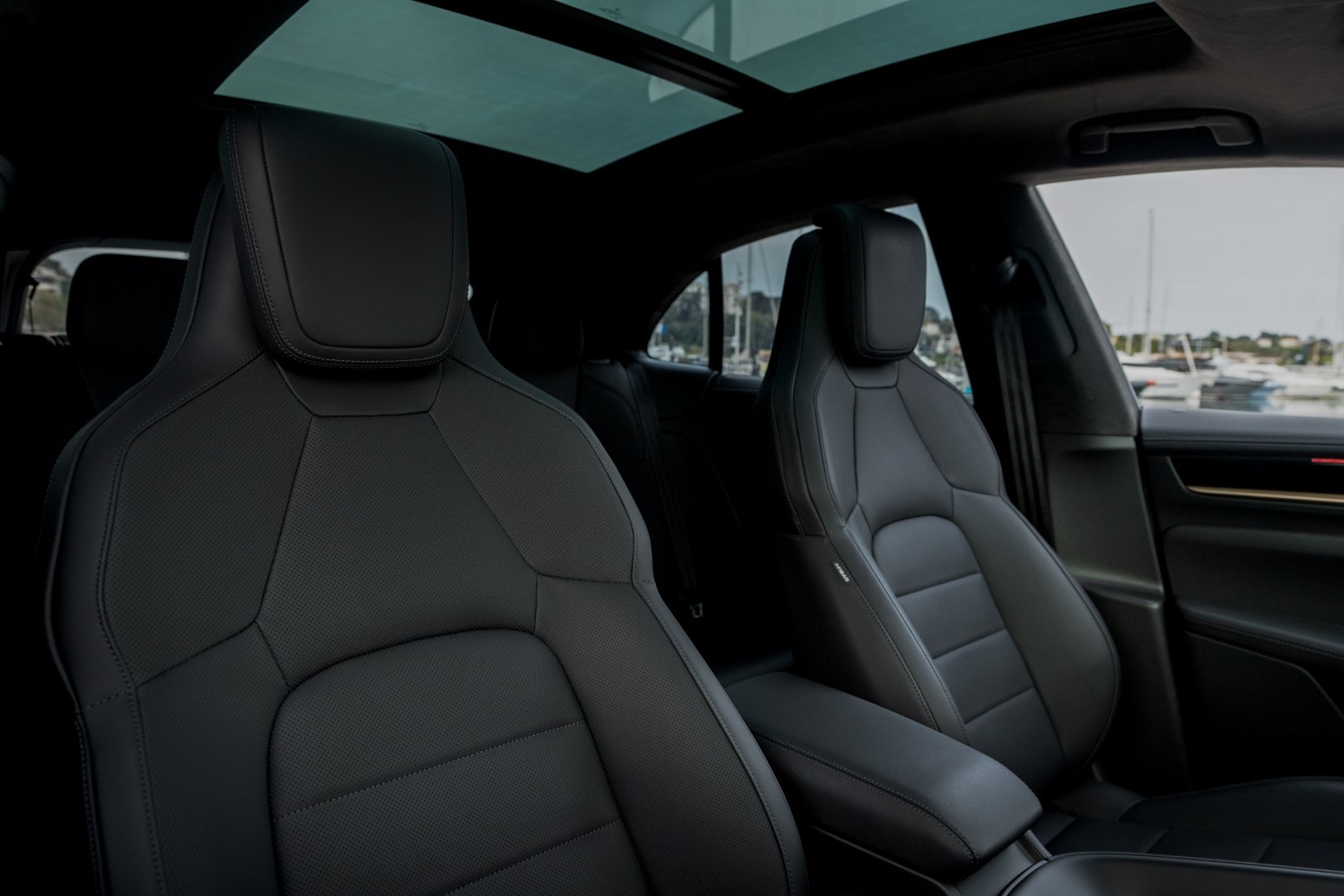 Asientos deportivos de alta calidad en el habitáculo del Porsche Macan.