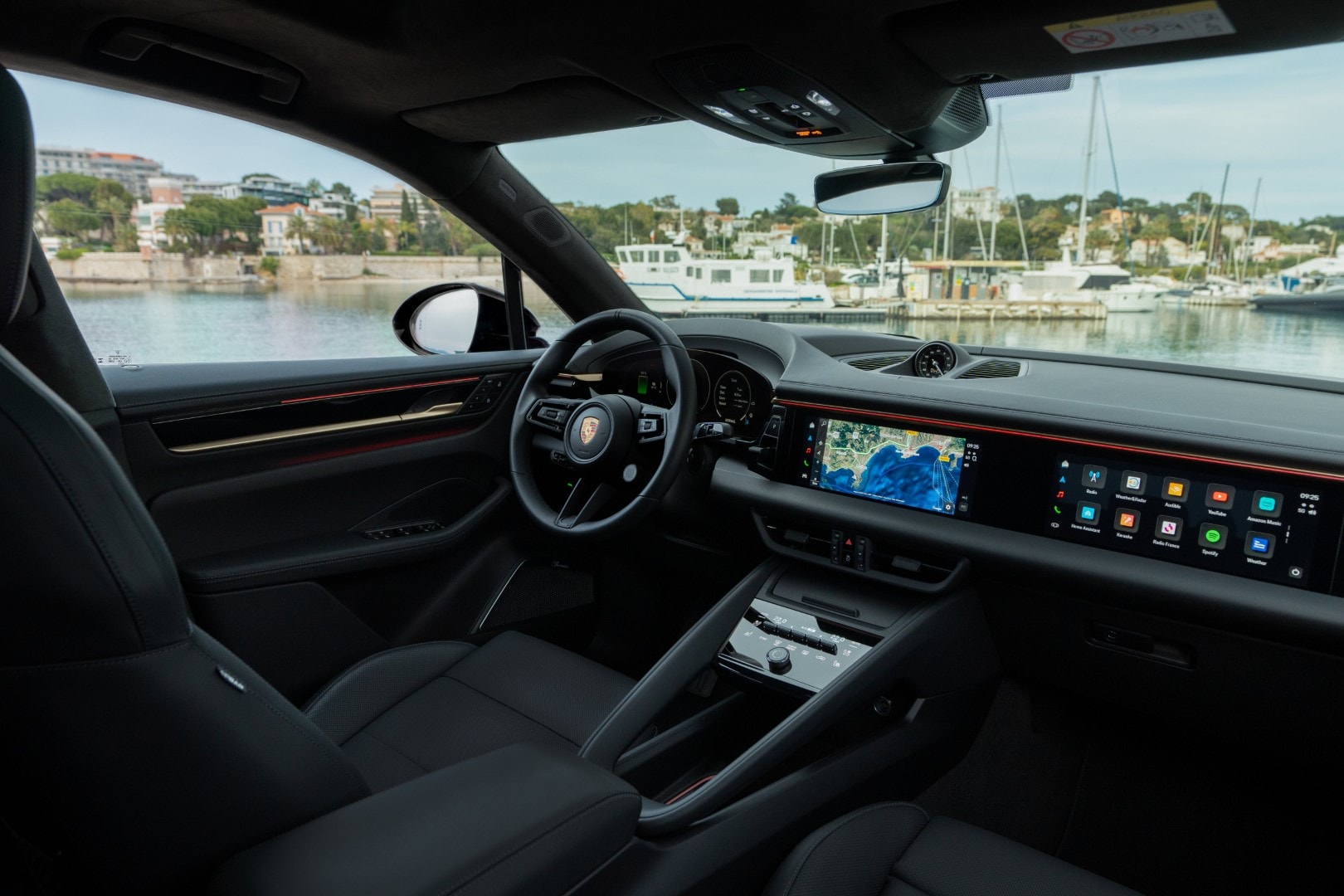 Vista del habitáculo del Porsche Macan, destacando su diseño ergonómico y tecnología avanzada.