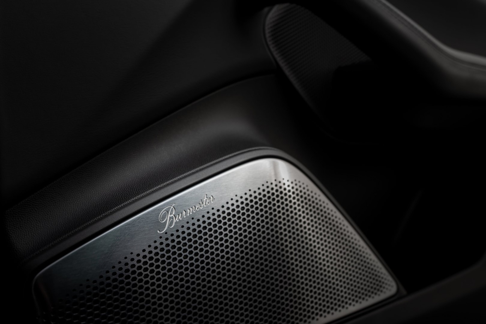 Primer plano de la rejilla del sistema de audio Burmester en un Porsche Macan.
