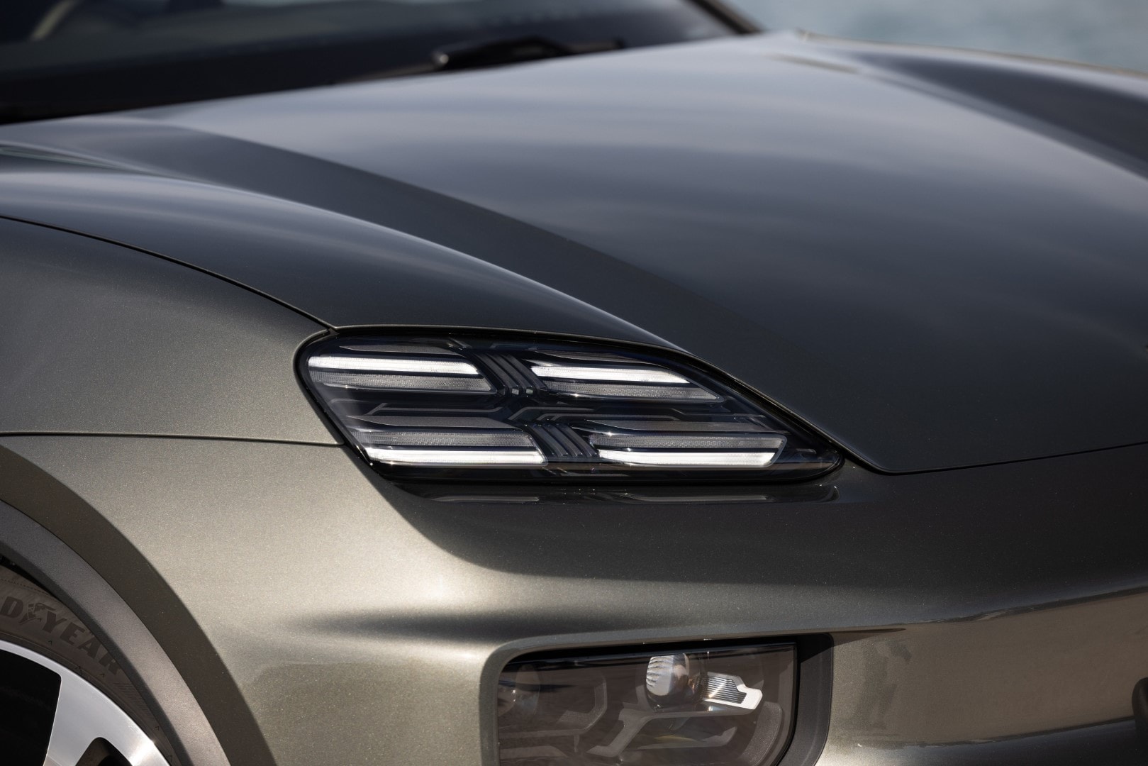 Detalle de los faros LED del Porsche Macan, reflejo de su sofisticación tecnológica.