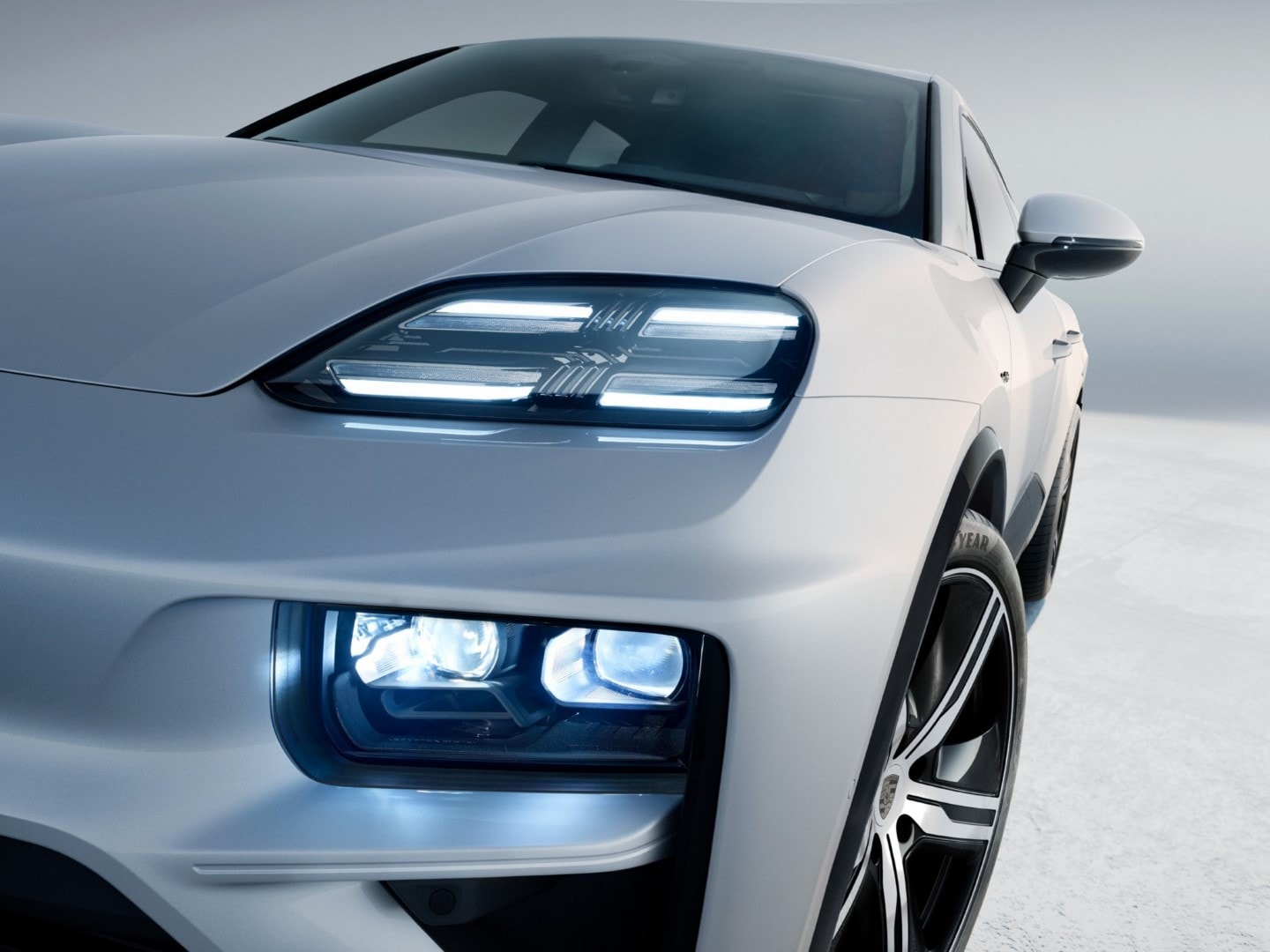 Close-up de los faros del Porsche Macan que evidencian el diseño vanguardista.