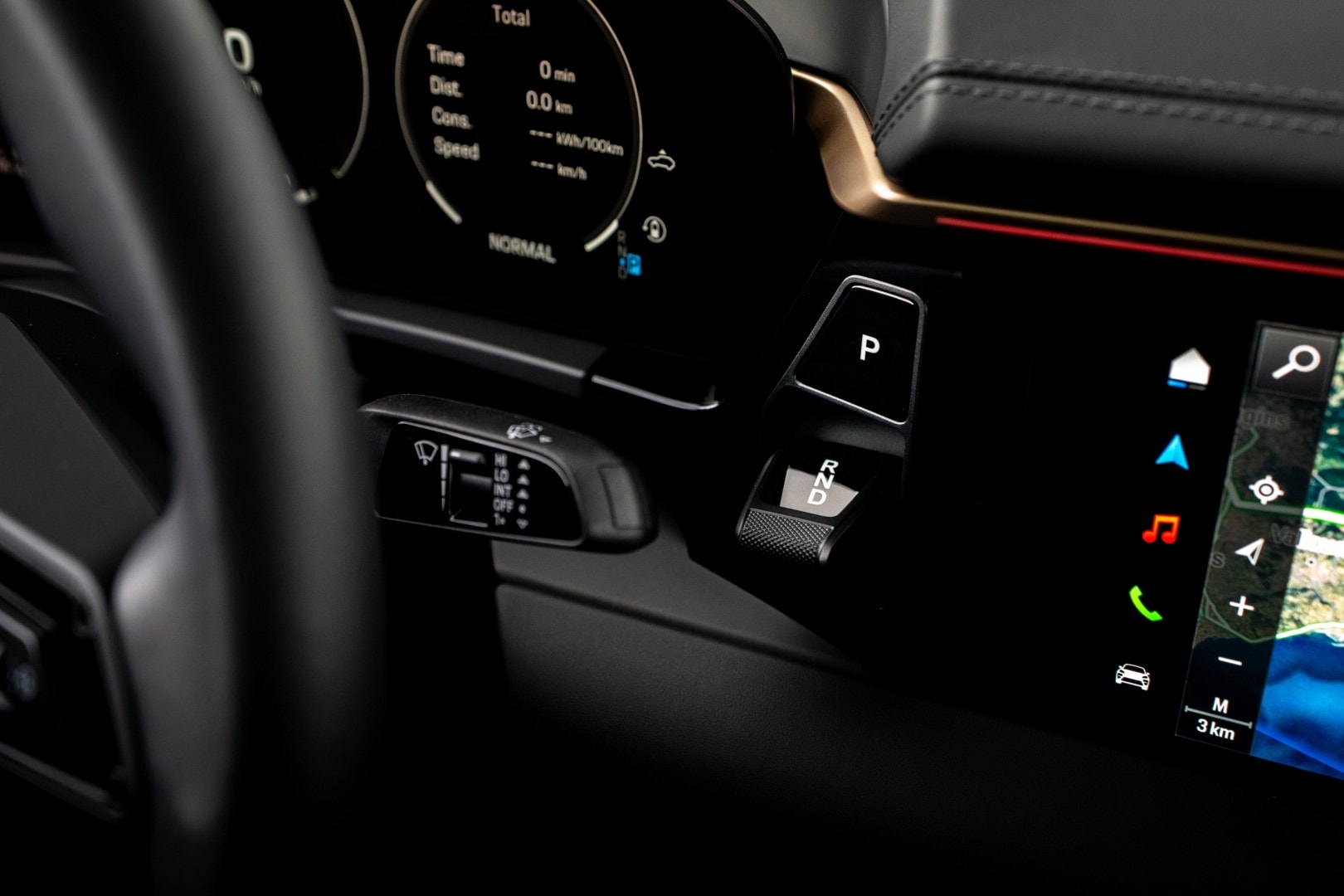 Detalle de los controles en el volante y la pantalla de instrumentación del Macan.