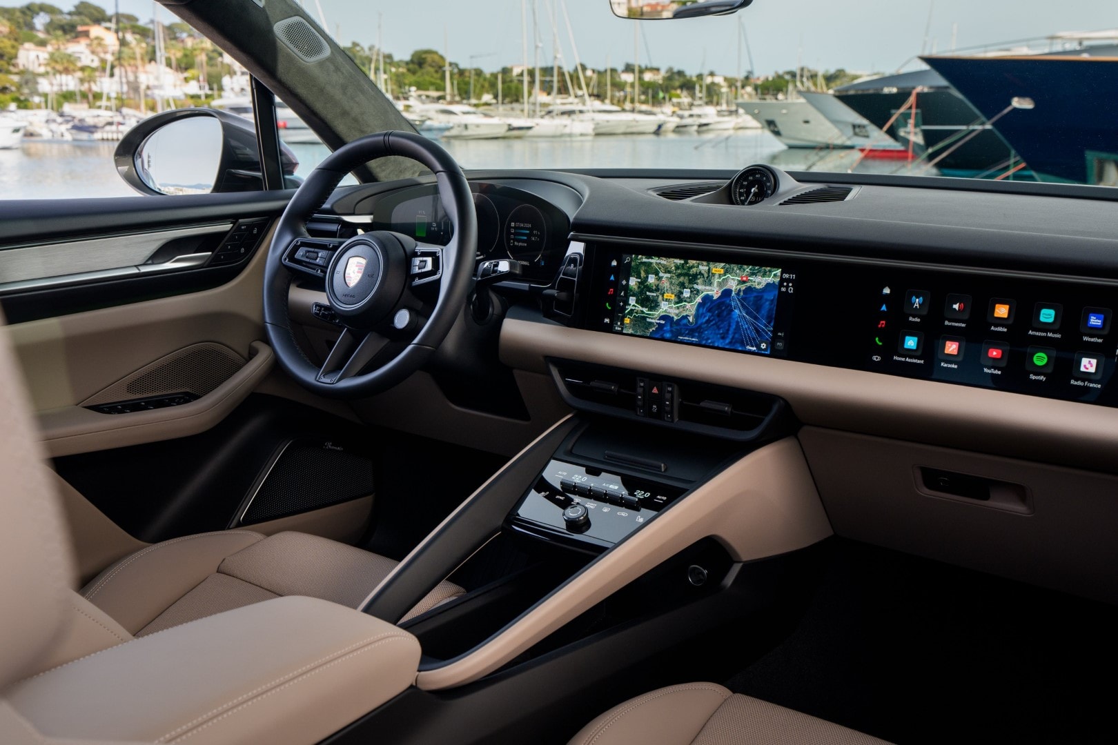 Habitáculo del Macan con acabados de lujo y última tecnología en su display central.