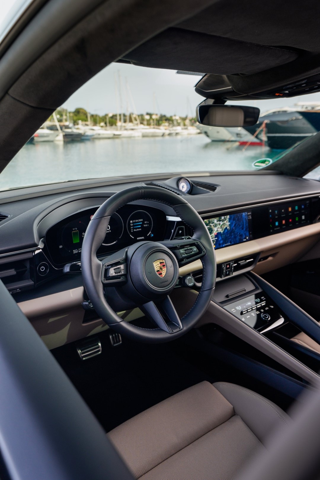 Vista del volante y el salpicadero del Porsche Macan, un escaparate de lujo y tecnología moderna.