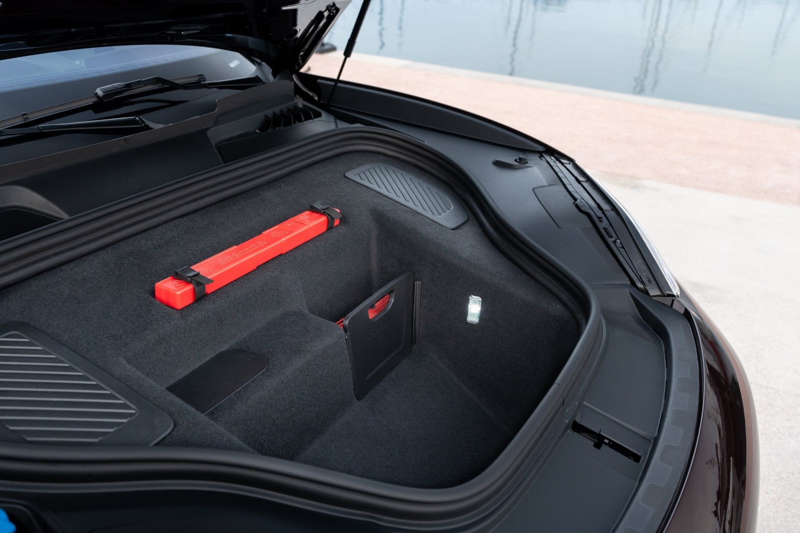 Espacio de carga del Macan, destacando las soluciones de organización de equipaje.