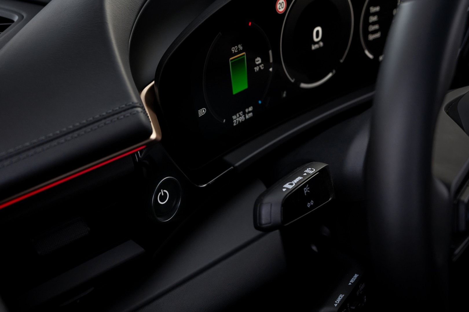 Close-up de la pantalla de instrumentación mostrando información del vehículo.