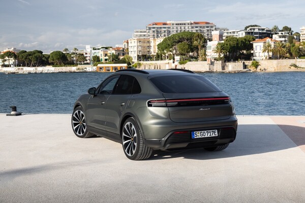 Imagen del Porsche Macan que muestra su diseño deportivo y moderno desde un ángulo trasero lateral. Imagen del Porsche Macan que muestra su diseño deportivo y moderno desde un ángulo trasero lateral.