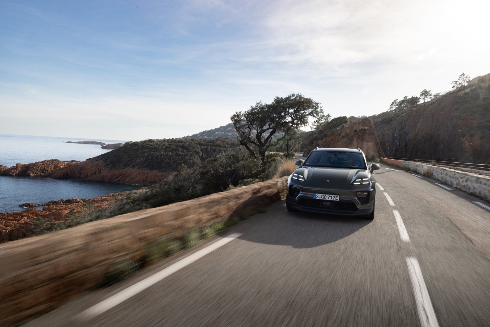 Vista frontal del Porsche Macan en movimiento, destacando su dinamismo.